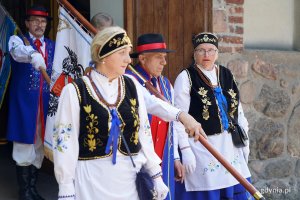 sztandary i ludzie w strojach kaszubskich
