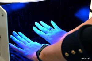 Lampa UV pokazująca, czy dokładnie oczyściliśmy ręce. Stoisko Gdańskiego Uniwersytetu Medycznego na Gdynia Explory Weeku
