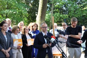 Przy mikrofonie Marcin Skwierawski, wicemarszałek wojew&oacute;dztwa pomorskiego. Na zdjęciu także m.in.: wojewoda pomorska Beata Rutkiewicz, prezydentka Sopotu Magdalena Czarzyńska-Jachim, prezydent Gdyni Aleksandra Kosiorek, prezydent Gdańska Aleksandra Dulkiewicz i w&oacute;jt Kosakowa Eunika Niemc