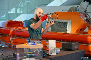 Eksperyment prezentowany przez jednego z naukowców podczas ScienceCom 2025