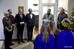 Trzej Królowie i kolędnicy odwiedzili gdyński ratusz. Przywitali ich przedstawiciele władz miasta: wiceprezydenci Bartosz Bartoszewicz, Michał Guć i Marek Łucyk, sekretarz miasta Rafał Klajnert oraz przewodnicząca Rady Miasta Gdyni Joanna Zielińska // fot. Paweł Kukla