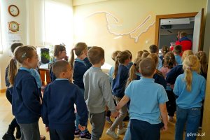 Pierwszoklasiści ze Szkoły Podstawowej nr 40 podczas wizyty w gabinecie prezydent Gdyni 