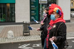 Wielobarwny Pomorski Przemarsz Seniorów ulicami Gdyni. Seniorka z kolorowym "irokezem" na głowie. Fot. Karol Stańczak