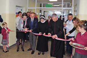 Prezydent Wojciech Szczurek i wiceprezydent Katarzyna Gruszecka-Spychała przecinają wstęgę podczas oficjalnego otwarcia Katolickiej Szkoły Podstawowej