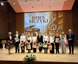 Nagrodzeni uczniowie w towarzystwie wiceprezydenta Rafała Geremka, dyrektor szkoły Joanny Rutkowskiej i wicedyrektor Małgorzaty Zimińskiej