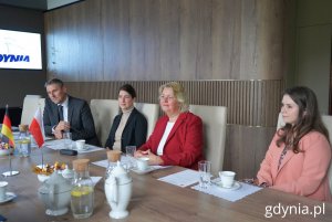 Na zdjęciu (od lewej):  koordynator projektów UM Kilonii Robert Sochacki, kierownik Referatu Spraw Międzynarodowych i Zrównoważonego UM Kilonii Frauke Wiprich, przewodnicząca Rady Miasta Kilonii Bettina Aust, specjalista w Biurze Prezydenta Miasta Kilonii Cathrin Truckenbrodt (fot. Magdalena Starnawska)