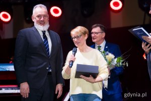 Gala finałowa X edycji Przeglądu Teatrów Amatorskich „Kurtyna” w gdyńskim Małym Kacku. Wręczenie jednej z nagród „Kurtyna dla przyjaciół” (fot. Paweł Budziński)