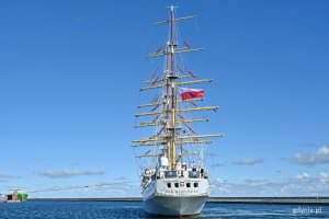 &bdquo;Dar Młodzieży&rdquo; wpływający do gdyńskiego portu 