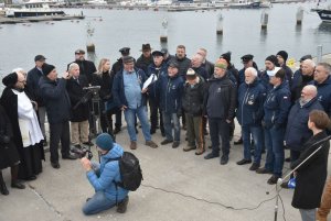 Uczestnicy odsłonięcia tablicy (fot. Pomorski Związek Żeglarski)