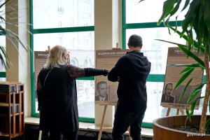 Goście zaproszeni na inaugurację wystawy w sądzie przyglądający się ekspozycji 