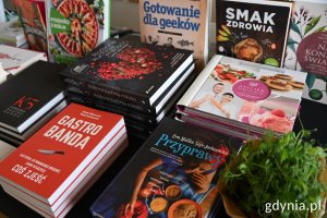 Książki kulinarne ułożone na stole