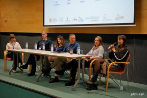 Debatę &bdquo;Poza schematami&rdquo; poprowadziła Zuzanna Rybikowska &ndash; przewodnicząca Młodzieżowej Rady Miasta, a na jej pytania odpowiadali (od lewej): Tymoteusz Drzeżdżon, Monika Rudnik, Krzysztof Tokarski, Ewa Bielak i Julia Tymańska 