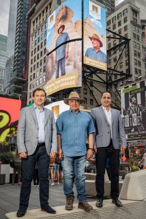 Dr Zahi Hawass oraz Grzegorz Popławski i Mustafa Lotfy – właściciele Archaeological Paths podczas sesja zdjęciowa na Times Square z okazji rozpoczęcia kampanii promującyjnej biura // fot. Piotr Manasterski/Archaeological Paths