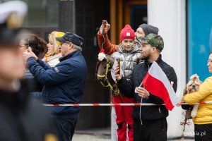 Osoby przyglądające się paradzie z okazji Narodowego Święta Niepodległości // fot. Karol Stańczak