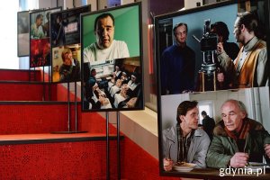 Na schodach GCF-u fotosy z filmów wyreżyserowanych przez Marka Koterskiego 