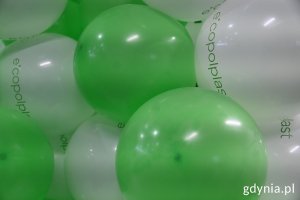 Biało-zielone balony z nazwą firmy Ecopolplast