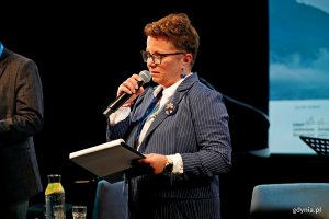Magdalena Januszczyk-Łabacka &ndash; koordynatorka projektu z Fundacji Kaszubskiego Uniwersytetu Ludowego prowadząca galę otwarcia festiwalu Nordic Talking 