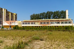 Budynek powstającego centrum sąsiedzkiego Przystań Chylońska 237 na Cisowej