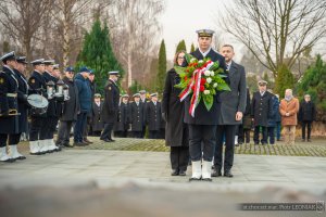 Składanie kwiat&oacute;w przy Kwaterze Pamięci podczas uroczystości upamiętniających marynarzy represjonowanych przez władze komunistyczne w okresie powojennym 