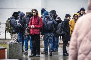 Uczestnicy uroczystości ku czci ofiar strzelaniny na praskim uniwersytecie zgromadzeni na placu im. prof. Andrzeja Ceynowy na kampusie Uniwersytetu Gdańskiego