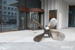 Przed wejściem do nowego budynku Gdynia Waterfront leży zabytkowa kotwica 