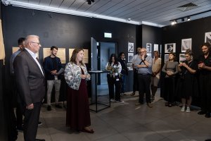 Wernisaż wystawy pokonkursowej XVI edycji konkursu fotograficznego &bdquo;Gdyński Modernizm w Obiektywie 2026". (fot. Przemysław Kozłowski)