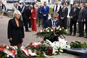 Uroczystości pod pomnikiem Ofiar Grudnia '70 przy Urzędzie Miasta Gdyni // fot. Kamil Złoch