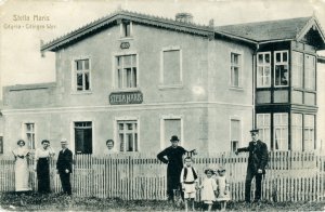 Stara pocztówka Gdyni. Ludzie stoja przed murowanym domem.