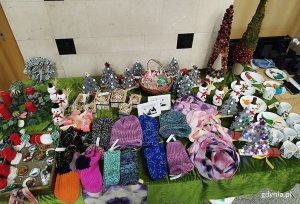 Kiermasz na rzecz potrzebujących w holu Urzędu Miasta Gdyni