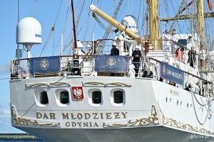 Załoga &bdquo;Daru Młodzieży&rdquo; zgromadzona na pokładzie podczas wpływania do portu
