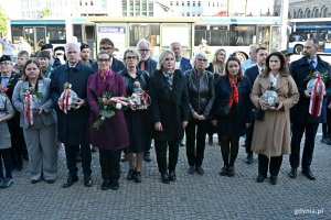 Od lewej: prezydent Gdyni Aleksandra Kosiorek, senator Sławomir Rybicki, posłanka Wioleta Tomczak, radna Gdyni Agnieszka Tokarska, przewodnicząca Rady Miasta Gdyni Beata Zastawna oraz radne Gdyni Joanna Zielińska i Anna Szpajer, posłanka Dorota Arciszewska-Mielewczyk oraz doradca społeczny prezydenta RP Tomasz Szturo podczas uroczystości z okazji 87. rocznicy pierwszych wysiedleń Gdynian 
