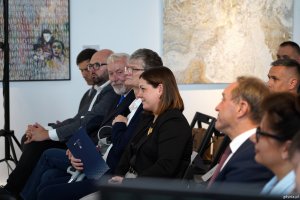 Na widowni m.in.: marszałek wojew&oacute;dztwa pomorskiego Mieczysław Struk, prezydent Gdyni Aleksandra Kosiorek, prezydent Wejherowa Krzysztof Hildebrandt, wiceprezydent Gdyni Rafał Geremek  i w&oacute;jt gminy Wejherowo Przemysław Kiedrowski