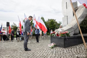 Kwiaty pod pomnikiem złożył poseł Marcin Horała (fot. Karol Stańczak)