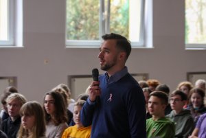 Meżczyzna z mikrofonem