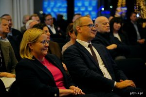 Agnieszka Baranowska – członek zarządu województwa pomorskiego, wicewojewoda pomorski Emil Rojek oraz inni uczestnicy spotkania Komitetu Honorowego Obchodów 100-lecia Gdyni 