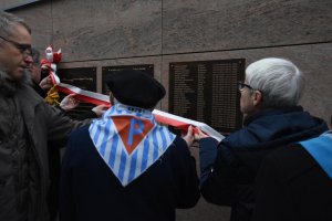 Odsłonięcie tablicy Pamięci Ofiar Stutthof na cmentarzu witomińskim // fot. Lechosław Dzierżak