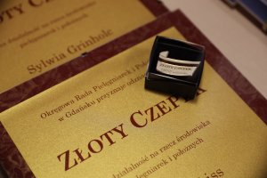 "Złoty Czepek" - symboliczna tabliczka i przypinka