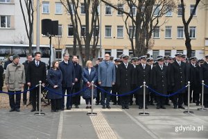 Uroczystości z okazji 27. rocznicy przystąpienia Polski do NATO. Na zdjęciu widoczni od lewej: Zenon Roda, były radny miasta Gdyni, Adam Labuhn, dyrektor biura poselskiego Rafała Siemaszki, Iga Drzewiecka, wiceprzewodnicząca Młodzieżowej Rady Miasta Gdyni, Rafał Geremek, wiceprezydent Gdyni, Norbert Anisowicz, radny miasta Gdyni, Agnieszka Baranowska, wicemarszałek wojew&oacute;dztwa pomorskiego, Emil Rojek, wicewojewoda pomorski oraz przedstawiciele Marynarki Wojennej RP. (fot. Łukasz Kamasz)