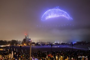 Niebo nad plażą należało tego wieczoru do dronów. Fot. Karol Stańczak