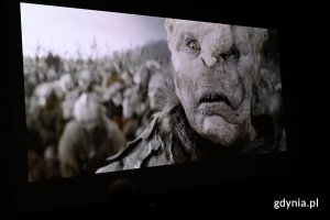 Kadr z filmu przedstawiający postać ze zniekształconą twarzą