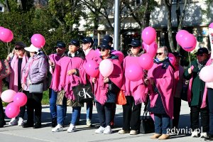 Uczestnicy Marszu Różowej Wstążki na skwerze Kościuszki 