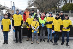 Grupa wolontariuszy w żółtych koszulkach, którzy kwestują w ramach akcji „Pola Nadziei na Pomorzu” // fot. Michał Puszczewicz