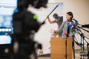 Konferencja prasowa przedstawiająca pilotaż systemu „Fala”, Katarzyna Gruszecka-Spychała podczas przemówienia fot. Kamil Złoch