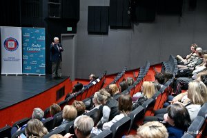 dr hab. med. Tomasz Smiatacz &ndash; kierownik Kliniki Chor&oacute;b Zakaźnych Gdańskiego Uniwersytetu Medycznego podczas prelekcji na gali finałowej Pomorskiego Festiwalu Kr&oacute;tkich Film&oacute;w o HIV 