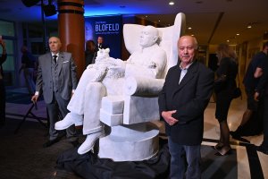 Rzeźbiarz prof. Wojciech Sęczawa i model dr Jerzy Jankau podczas odsłonięcia gipsowego modelu Blofelda