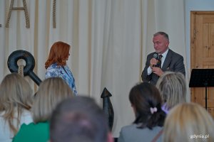 Były prezydent Gdyni Wojciech Szczurek Radna dzielnicy Śr&oacute;dmieście Elżbieta Raczyńska przemawiający podczas uroczystości z okazji 80-lecia Szkoły Podstawowej nr 21. Na zdjęciu wraz z Anną Jachowską &ndash; dyrektorką szkoły