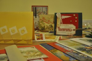 Kartki okolicznościowe dostępne w "Bursztynowym kramiku" // fot. Magdalena Czernek
