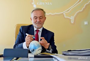 Prezydent Gdyni, Wojciech Szczurek podpisuje strusią pisankę dla RMF FM, fot. Kamil Złoch