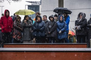 Uczestnicy uroczystości ku czci ofiar strzelaniny na praskim uniwersytecie zgromadzeni na placu im. prof. Andrzeja Ceynowy na kampusie Uniwersytetu Gdańskiego