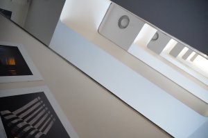 Modernistyczna klatka schodowa (fot. Magdalena Starnawska)